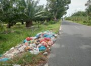 Aroma Tumpukan Sampah di Pinggir Jalan Teluk Mengkudu Resahkan Pengguna Jalan