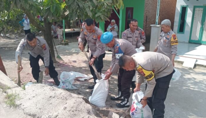 Usai Banjir, Polsek Tanjung Morawa Bangun Tanggul dan Salurkan Sembako untuk Warga Terdampak