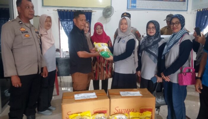 Pasca Bencana Banjir, PB IKA UMA dan Polsek Pantai Labu Salurkan Bantuan Untuk Korban Banjir di Desa Tengah Pantai Labu