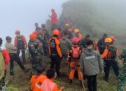 Evakuasi Korban Pesawat ATR 42-500 Tertunda Cuaca Buruk, Tim SAR Bertahan di Puncak Bulusaraung