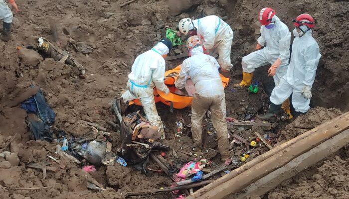 Basarnas Serahkan Total 99 Bodypack Korban Longsor Cisarua kepada Tim DVI