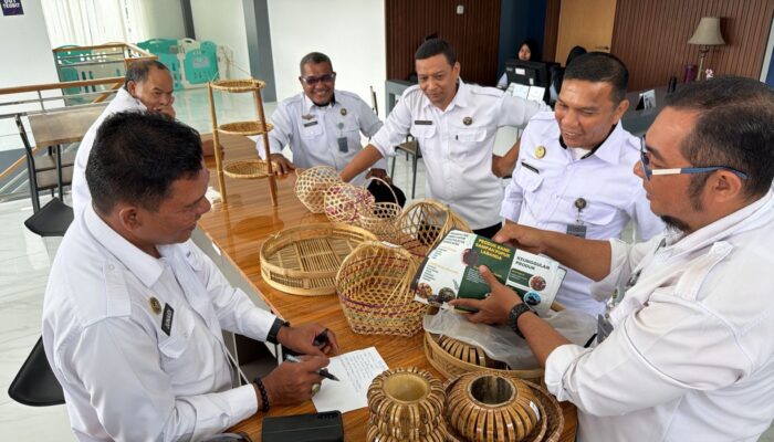 Penyerahan Display Karya WBP Lapas Kelas’ IIA Banda Aceh Di Imigrasi Banda Aceh Oleh Staf Bimker.