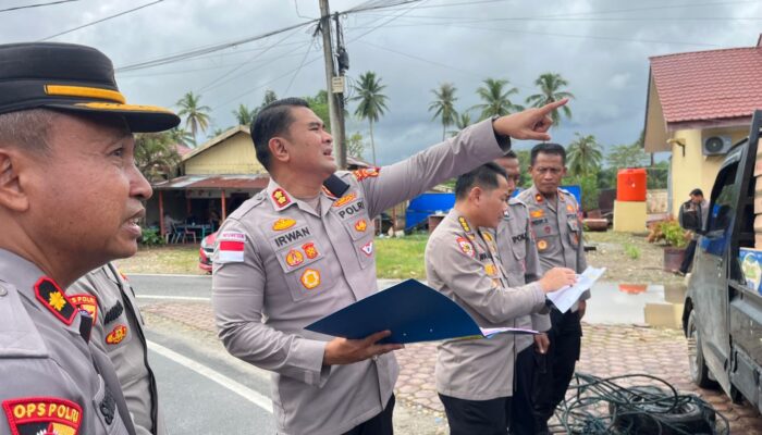 Penyaluran Bantuan Sosial Kemanusian Pasca Bencana Hidrometeorologi dari Kapolri melalui Polres Aceh Timur ke Titik Pengungsian