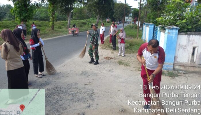 Polsek Bangun Purba Ikuti Gotong Royong “Gusih Kapur” Gerakan Jum’at Bersih, Wujudkan Lingkungan Sehat dan Kondusif