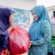 Istri Wakil Bupati Aceh Timur Salurkan Takjil Gratis untuk Korban Bencana Hidrometeorologi.