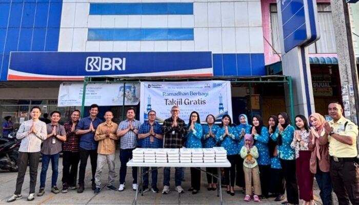 BRI Kanca Perdagangan dan IWABRI Berbagi Takjil kepada Warga Pasar I Perdagangan