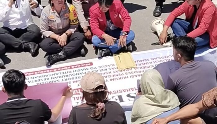 Kantor Polres Samosir Didemo, Mahasiswa dan Masyarakat Minta Kematian Tahanan di LP Kelas III Pangururan Diungkap Transparan