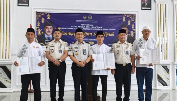 Kakanwil Ditjenpas Aceh serahkan Remisi Khusus Idul Fitri di Lapas Kelas IIA Banda Aceh.