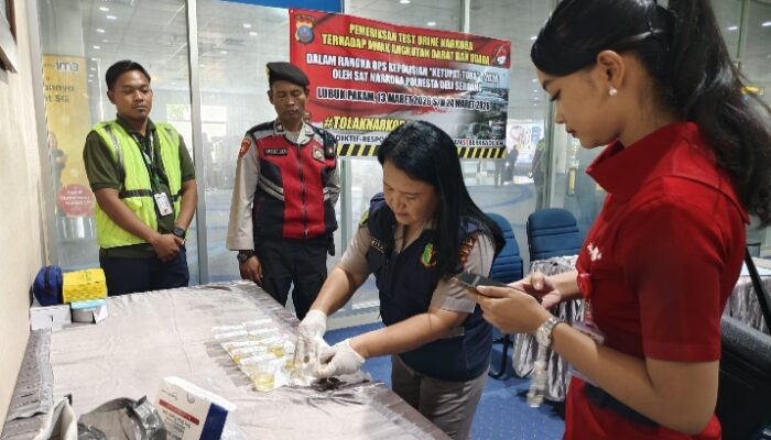 Polresta Deli Serdang Tes Urine Terhadap Awak Angkutan Udara dan Angkutan Darat di Bandara Kualanamu