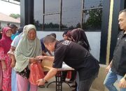 Teks foto : Direktur PT Surya Jaya Agung Siswanto Tam yang akrab disapa Alung didampingi Manejer Deny menyerahkan bantuan Sirup Cinta kasih kepada masyarakat Desa Sei Buluh Kecamatan Perbaungan, Serdang Bedagai, Selasa (10/3/2026)