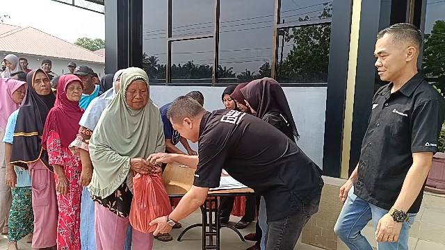 Teks foto : Direktur PT Surya Jaya Agung Siswanto Tam yang akrab disapa Alung didampingi Manejer Deny menyerahkan bantuan Sirup Cinta kasih kepada masyarakat Desa Sei Buluh Kecamatan Perbaungan, Serdang Bedagai, Selasa (10/3/2026)