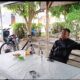 Usai Keliling Naik Sepeda, Darma Wijaya Sarapan Lontong di Warung Desa Firdaus