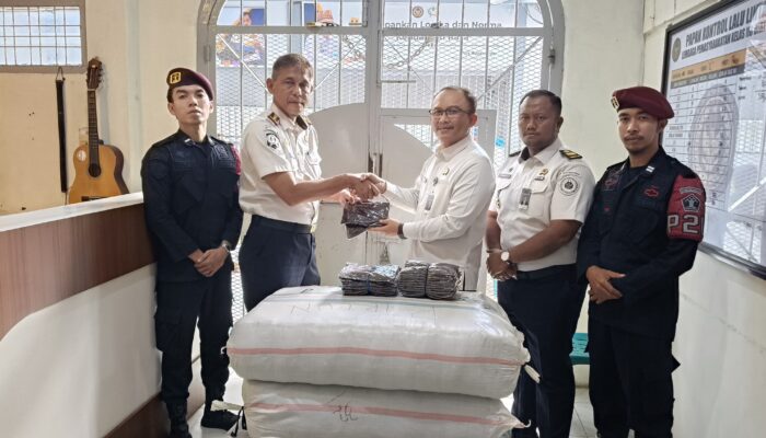 Kanwil Ditjenpas Aceh Salurkan 10.235 Kerudung Mandat Menteri Imipas untuk Korban Banjir