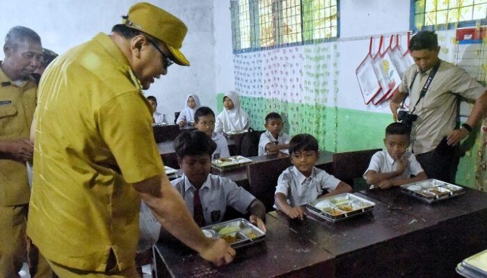 Petani Suplai Langsung ke Dapur, Bupati Tinjau Distribusi MBG di SDN 106144 Sei Mencirim