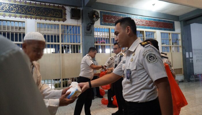Rutan Kelas I Tangerang Melaksanakan Kegiatan Pemenuhan Hak Dasar Warga Binaan Melalui Pembagian Perlengkapan Alat Mandi