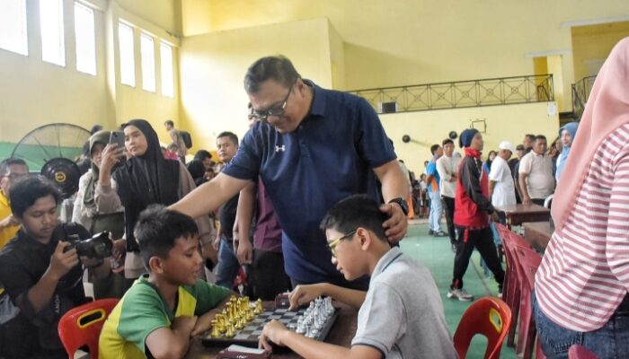 Buka Turnamen Catur Pelajar SD dan SMP Se Deli Serdang, Bupati : Hidupkan Seluruh Cabor Agar Muncul Bibit Bibit Baru