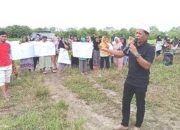 Teks Foto : Ketua Umum ALISSS Zuhari menyampaikan orasi saat berunjukrasa ddamai di Dusun I Desa Bagan Kuala Kecamatan Tanjung Beringin,Kabupaten Serdang Bedagai,Kamis (7/5/2026)
