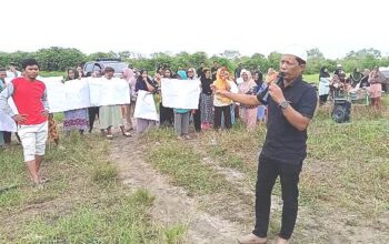 Teks Foto : Ketua Umum ALISSS Zuhari menyampaikan orasi saat berunjukrasa ddamai di Dusun I Desa Bagan Kuala Kecamatan Tanjung Beringin,Kabupaten Serdang Bedagai,Kamis (7/5/2026)