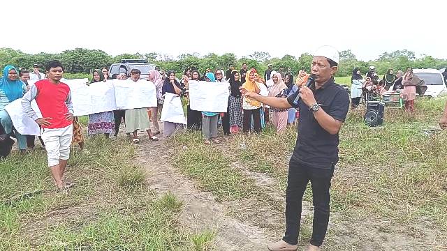 Teks Foto : Ketua Umum ALISSS Zuhari menyampaikan orasi saat berunjukrasa ddamai di Dusun I Desa Bagan Kuala Kecamatan Tanjung Beringin,Kabupaten Serdang Bedagai,Kamis (7/5/2026)