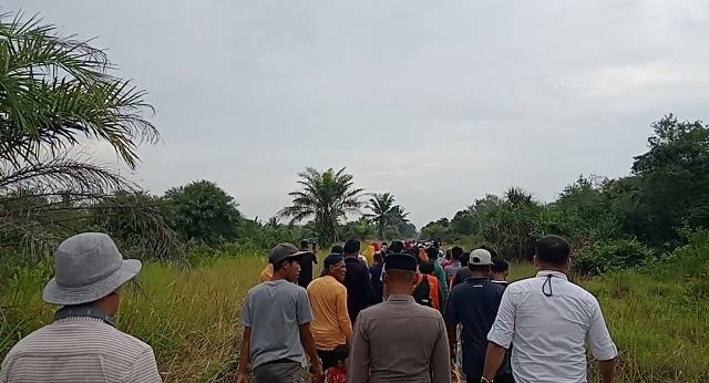 Teks foto : Ratusan peserta aksi unjukrasa memasuki lokasi di Dusun I Desa Bagan Kuala,Kecamatan Tanjung Beringin, Sergai,Kamis (7/5/2026)