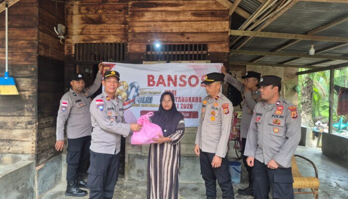 Jelang HUT Bhayangkara ke-80, Polres Aceh Timur Salurkan Kursi Roda dan Sembako kepada Warga Lumpuh desa kuta baro kecamatan Peudawa