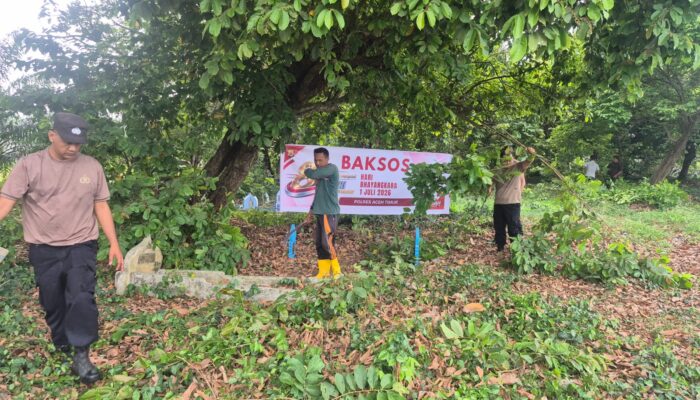 Bansos HUT Bhayangkara Ke-80, Polsek Peudawa Hadir untuk Masyarakat Membersihkan Makam Kuburan Di desa Gampong senebok pentet.