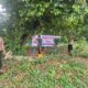 Bansos HUT Bhayangkara Ke-80, Polsek Peudawa Hadir untuk Masyarakat Membersihkan Makam Kuburan Di desa Gampong senebok pentet.