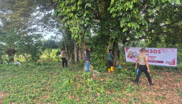 Baksos HUT Bhayangkara Ke-80, Polsek Peudawa Hadir untuk Masyarakat Membersihkan Makam Kuburan Di desa Gampong senebok pentet.
