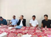 Anggota DPRD Medan Antonius Tumanggor didampingi kuasa hukumnya dari Kantor Hukum Fernando Raja Sipahutar saat menggelar konferensi pers. (Dok)