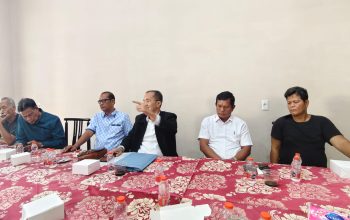 Anggota DPRD Medan Antonius Tumanggor didampingi kuasa hukumnya dari Kantor Hukum Fernando Raja Sipahutar saat menggelar konferensi pers. (Dok)