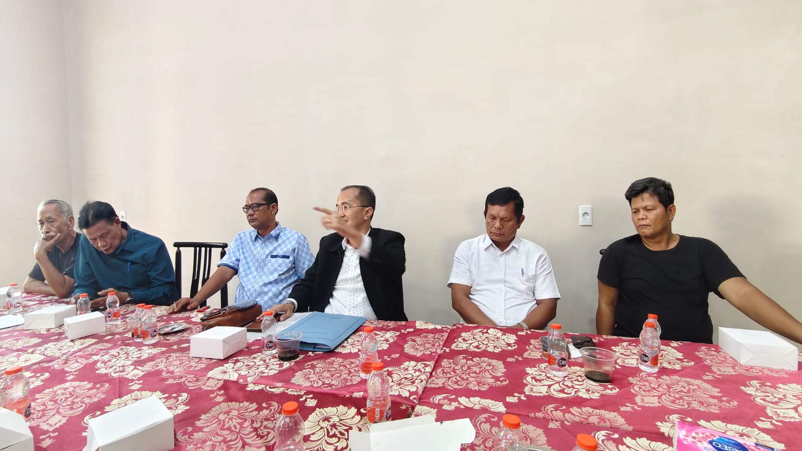 Anggota DPRD Medan Antonius Tumanggor didampingi kuasa hukumnya dari Kantor Hukum Fernando Raja Sipahutar saat menggelar konferensi pers. (Dok)