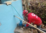 Relawan PMI Sumut mengisikan air bersih ke ember milik warga di lokasi terdampak banjir dan longsor di Kabupaten Tapanuli Tengah, Sumatera Utara (Sinarsergai/dok)