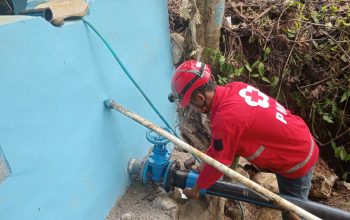 Relawan PMI Sumut mengisikan air bersih ke ember milik warga di lokasi terdampak banjir dan longsor di Kabupaten Tapanuli Tengah, Sumatera Utara (Sinarsergai/dok)