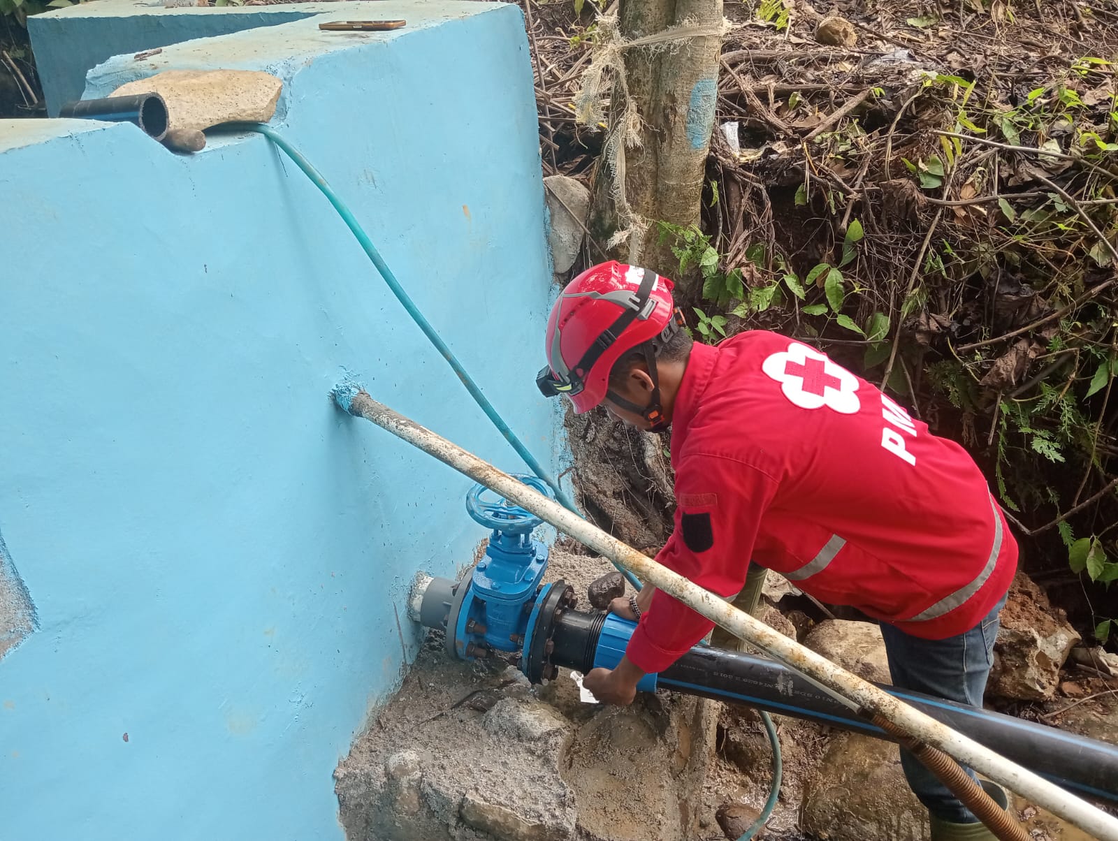 Relawan PMI Sumut mengisikan air bersih ke ember milik warga di lokasi terdampak banjir dan longsor di Kabupaten Tapanuli Tengah, Sumatera Utara (Sinarsergai/dok)