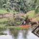 Bertaruh Nyawa Demi Sekolah, Perjuangan Pelajar MIN Keude Dua Seberangi Jembatan Putus Di terpa Banjir.