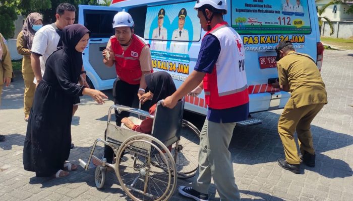 PMI Evakuasi Lima Korban Luka Akibat Tabrakan Becak Barang dan Sepeda Motor di Batang Kuis