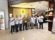 BERSAMA: Pengurus Serikat Media Siber Indonesia (SMSI) Kota Medan berfoto bersama Manager PLN UP3 Medan Hariadi Poel beserta jajaran usai audiensi di Kantor PLN UP3 Medan, Jumat (17/7/2026). Istimewa