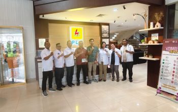 BERSAMA: Pengurus Serikat Media Siber Indonesia (SMSI) Kota Medan berfoto bersama Manager PLN UP3 Medan Hariadi Poel beserta jajaran usai audiensi di Kantor PLN UP3 Medan, Jumat (17/7/2026). Istimewa