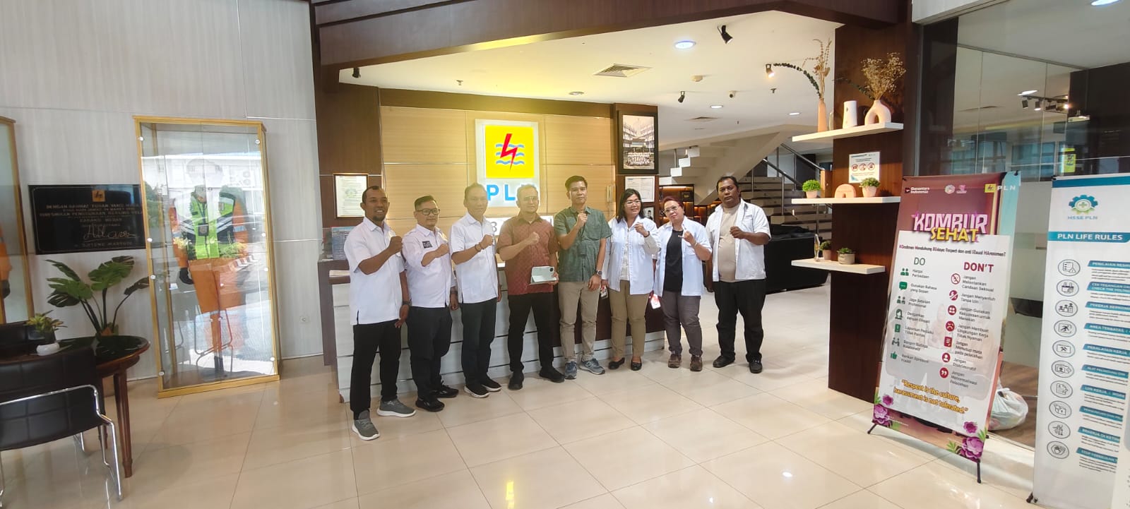 BERSAMA: Pengurus Serikat Media Siber Indonesia (SMSI) Kota Medan berfoto bersama Manager PLN UP3 Medan Hariadi Poel beserta jajaran usai audiensi di Kantor PLN UP3 Medan, Jumat (17/7/2026). Istimewa