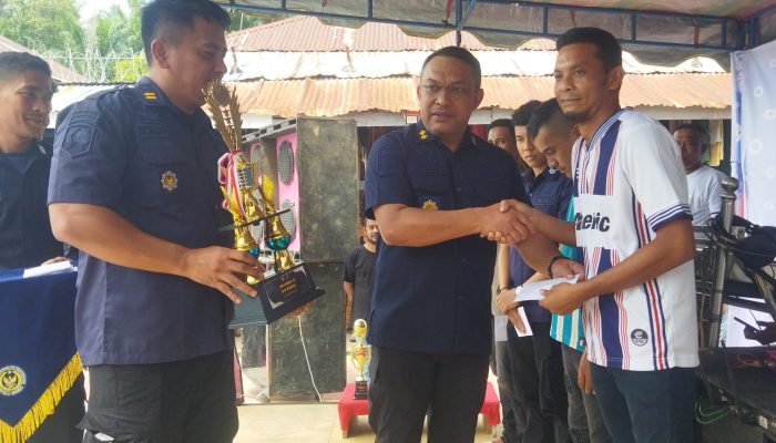 Lapas kelas IIB Idi Bagikan Hadiah Lomba Pesta Rakyat bagi Warga Binaan.