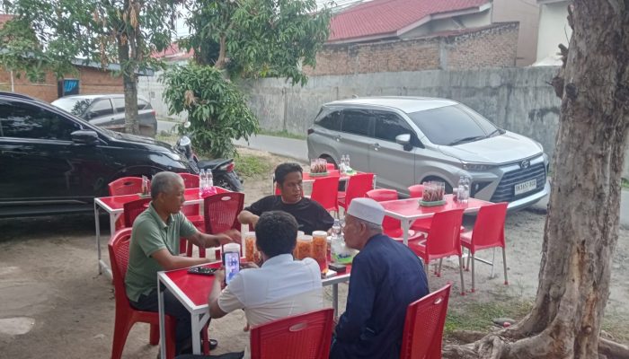 Kabag Kesra Setdakab Sergai Bincang-Bincang Dengan Tokoh Agama di Warung Kerang Rebus Idola