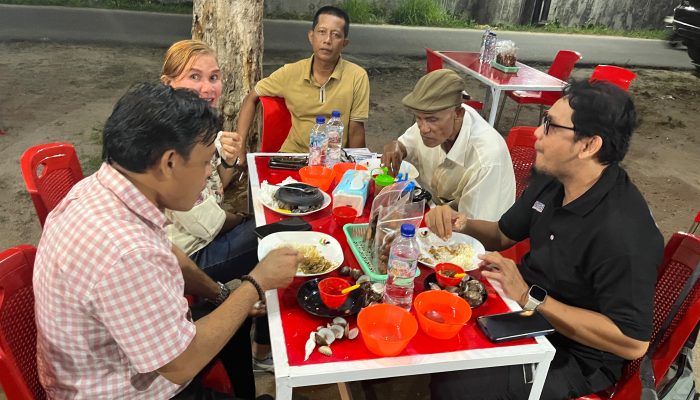 Puji Kerang Rebus Idola Kuliner, Ketua SMSI Sumut : UMKM Ini Layak Dikembangkan