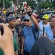 Kasat Reskrim Polres Aceh Timur AKP Novrizaldi Depan Ratusan Petani Menunjukan Vidio Call Dengan Bupati Aceh Timur Iskandar Usman Al-Farlaky Di Pendopo Aceh Timur.