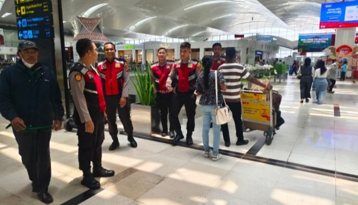 Polresta Deli Serdang Pantau Keamanan dan Berikan Yankes Kepada Penumpang Terdampak Pembatalan Penerbangan di Bandara Kualanamu