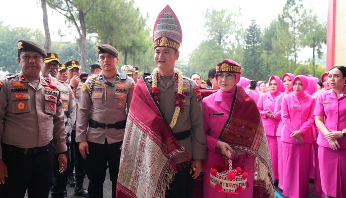 Resmi Pimpin Polda Sumut, Irjen Pol Sonny Irawan Disambut Ulos dan Tarian Tradisional