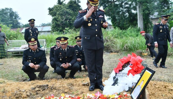 Beri Penghormatan Terakhir, Kapolres Aceh Timur Pimpin Upacara Pemakaman Aiptu Miko Fernandez
