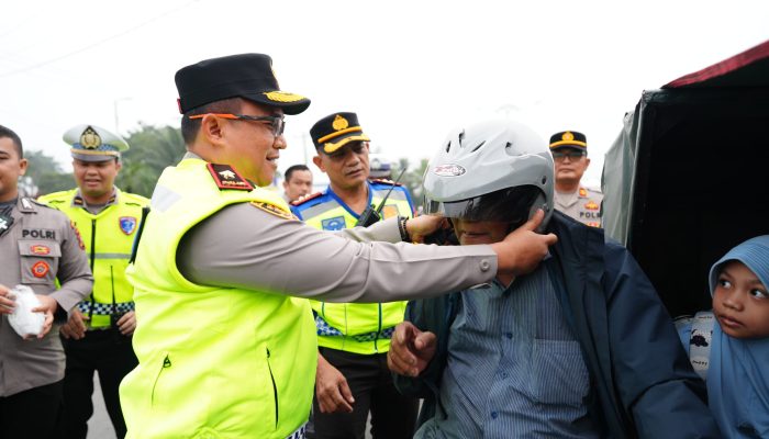 Wakapolda Sumut Turun ke Jalan, Bagikan Helm dan Ajak Warga Tertib Berlalu Lintas